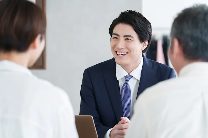 提案している営業マン